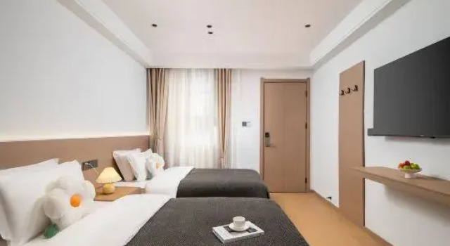 Кровать в общем номере Hometown Inn