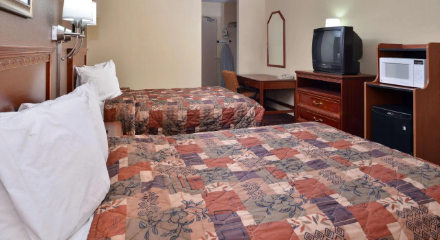 Четырёхместный номер Standard Americas Best Value Inn Tulsa I-44