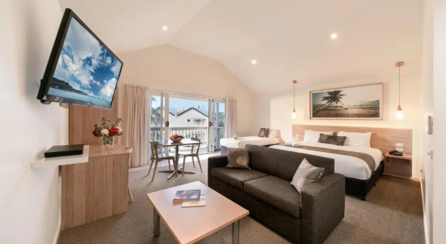 Люкс с балконом Boathouse Resort Studios and Suites
