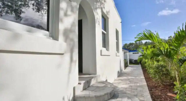 3BR House Near Downtown Siesta Key w Backyard
