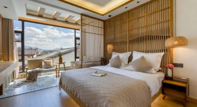 Четырёхместный семейный люкс с 3 комнатами Lijiang Chujianru Gu Homestay