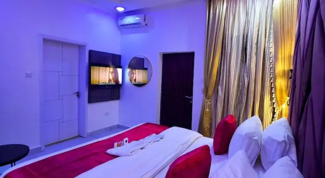 2 Bed Apartment 6 - Chic Benin City Hideaway, Buchen Sie Ferienwohnung Benin-Stadt 