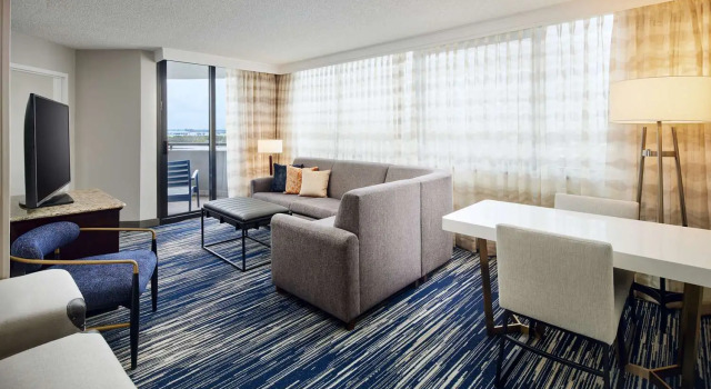 Люкс с балконом Embassy Suites by Hilton West Palm Beach Central