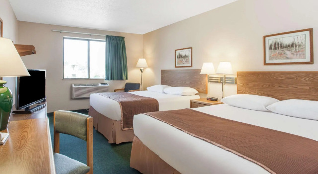 Двухместный люкс c 1 комнатой Super 8 by Wyndham Kamloops On The Hill