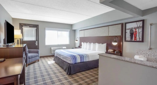 Двухместный номер Deluxe AmericInn by Wyndham Madison South