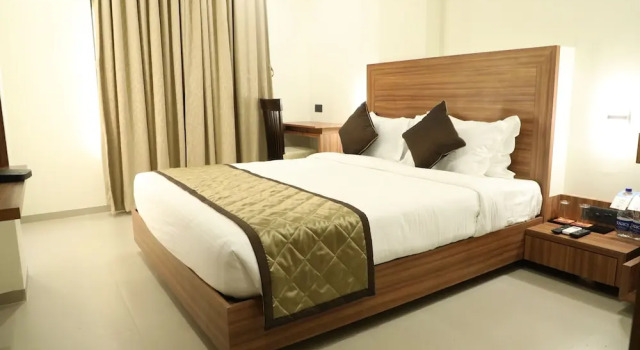 Двухместный номер Deluxe Kyriad Hotel Solapur by OTHPL