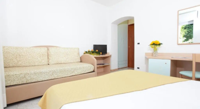 Четырёхместный номер Standard с балконом Hotel Pelikan