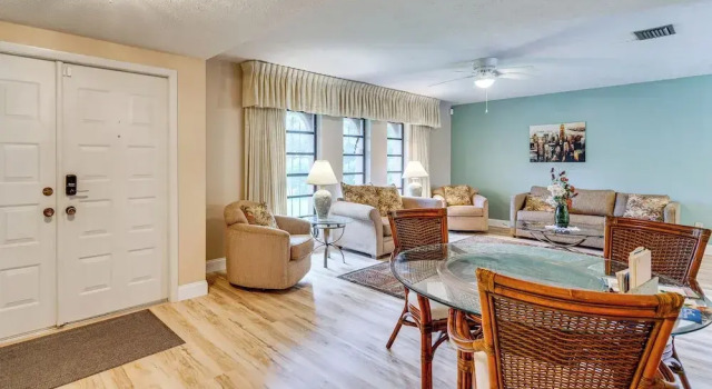 1 Mi to Golf! Family Getaway w/ Pool in Fort Myers, Забронировать Дом для отпуска Отели Fort Myers Area с парковкой, Парковка