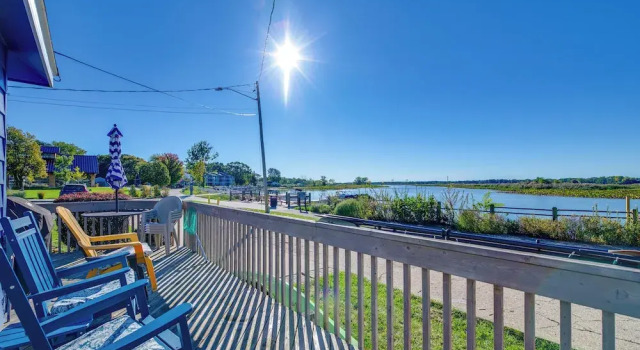 Коттедж Deck w/ Views: Lakeside Spring Lake Cottage