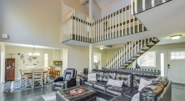 Spacious & Serene Lake Ridge Retreat w/ Game Room!, Reserva ahora Casa o chalet Clifton Virginia
