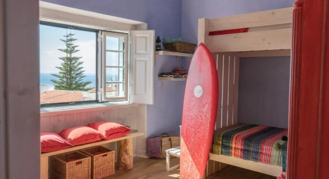 Кровать в общем номере Chill in Ericeira Surf House