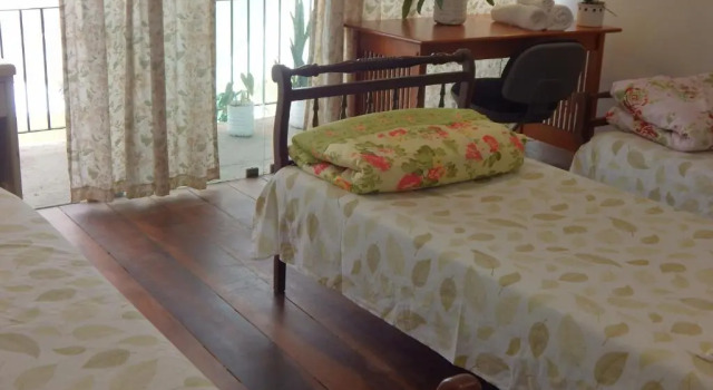 Кровать в общем номере Casa São Conrado