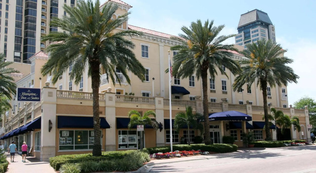 Кровать в общем номере Hampton Inn & Suites St. Petersburg/Downtown