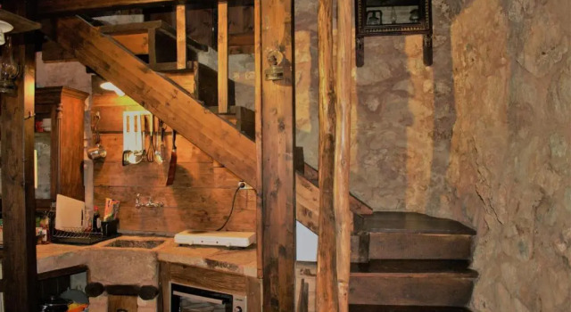 Коттедж Small Stone Maisonette 1