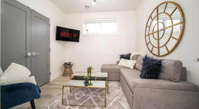 Bright Modern Home, Prenota Hotel Hotel a Alberta con parcheggio, Parcheggio