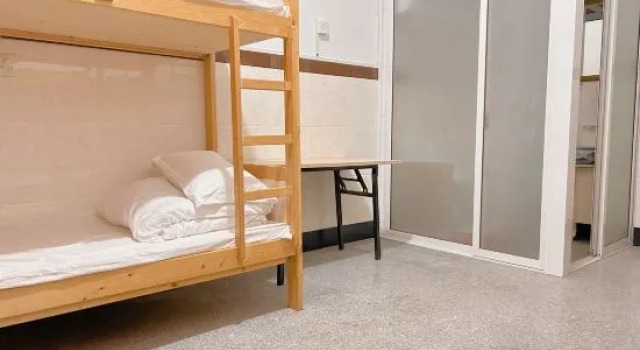 Кровать в общем номере (мужской номер) Ruguo'ai Hostel