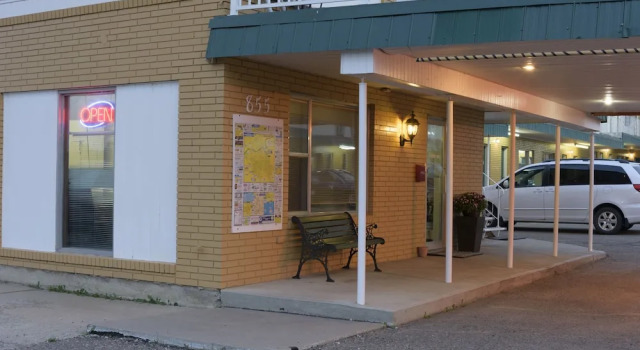 Sun-Dek Motel, Rezerwuj Motel Hotele w Southern Alberta z parkingiem, Parking