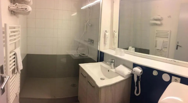 Трёхместный номер Standard BRIT HOTEL Confort MORLAIX