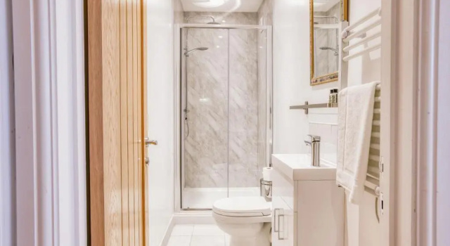 Апартаменты King Size 1 Bedroom Comfort Apartment en Suite Shower Free Toiletries Wifi and Hairdryer