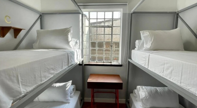Bed in slaapzaal uitgang op de binnenplaats Marietta - House of Social Travellers