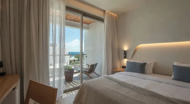 Люкс с балконом и с видом на бассейн Nuca Mykonos Hotel
