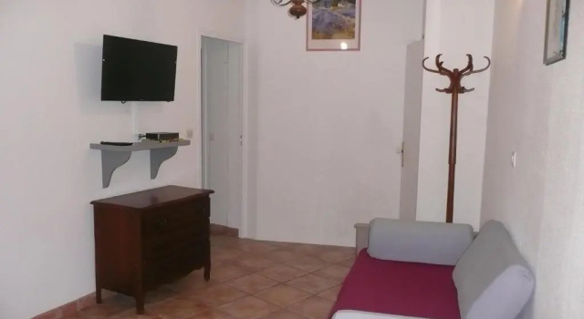 15mn, Cannes, Fréjus, Villa la Soleiade , Gites , type T2, clim, piscine, parking au Lac de Saint-Cassien VAR, Забронировать Отель Монтору Холмы Файанс