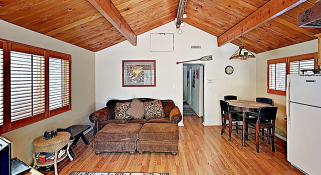 New Listing! Mountain Charmer W/ Large Yard 2 Bedroom Home, Забронировать Дом для отпуска Отели в центре Биг-Бэар-Сити, в центре