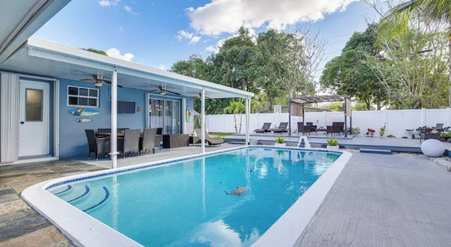 Коттедж Sun-soaked Home w/ Pool in Lauderdale Lakes!