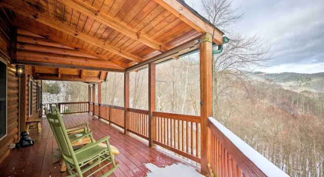 Коттедж с 3 комнатами с балконом Waynesville Escape - Mtn Cabin Above the Clouds!