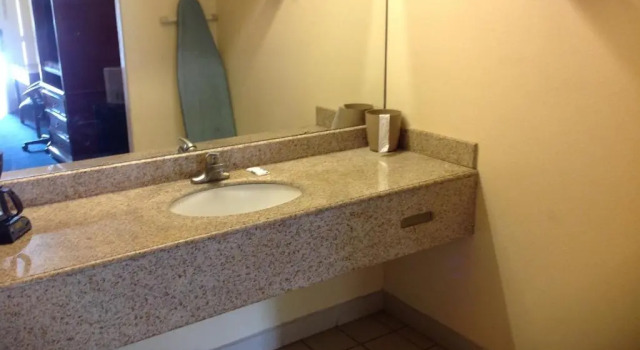 Четырёхместный номер Standard Hometowner Inn And Suites