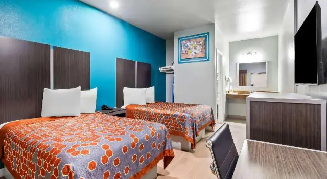 Четырёхместный номер Standard Econo Lodge Inn & Suites Channelview - Houston East