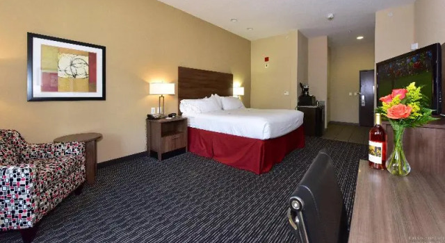 Люкс с балконом и с видом на бассейн Holiday Inn Express & Suites Fredericksburg by IHG