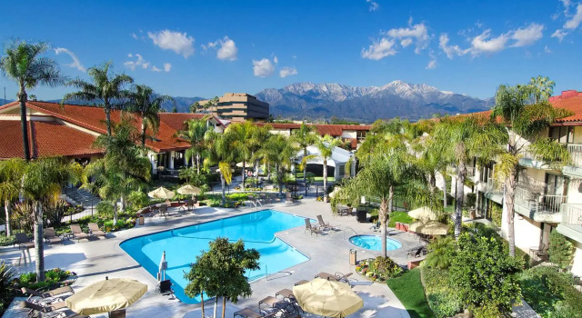 Двухместный номер Standard с балконом и с видом на бассейн DoubleTree by Hilton Ontario Airport