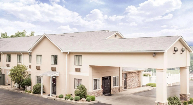 Четырёхместный номер Standard Ramada by Wyndham Tell City