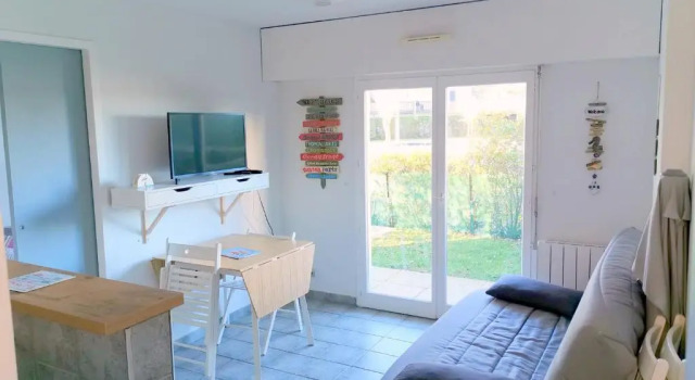 2 pièces Front de Mer ensoleillé et calme accès direct plage, Забронировать Апартаменты/квартира Кабур 