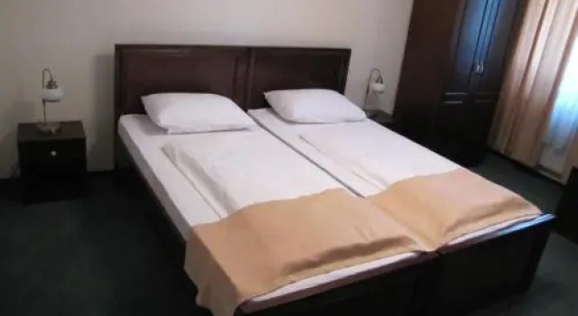 Complex Parc Pini Moinesti, Varaa Hotelli Hotellit Carpathians - Romania uima-altaalla, Uima-allas
