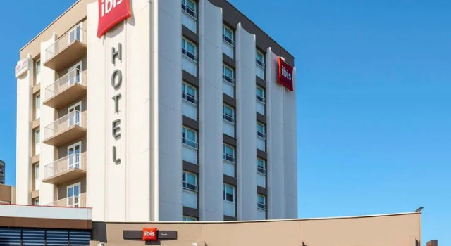 Кровать в общем номере ibis Cholet