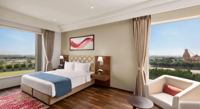 Номер Superior Ramada by Wyndham Gandhidham Shinay