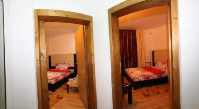 Pensiunea El Plazza, Varaa Hotelli Hotellit Carpathians - Romania uima-altaalla, Uima-allas