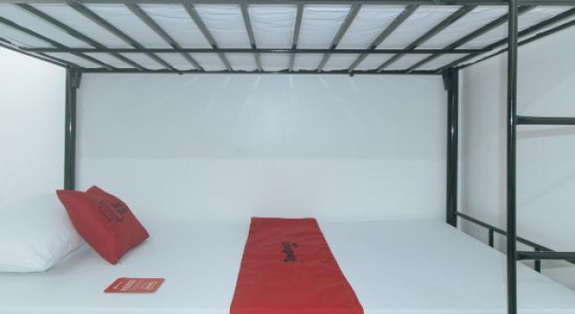 Кровать в общем номере (женский номер) RedDoorz at Qhouzz near PUP