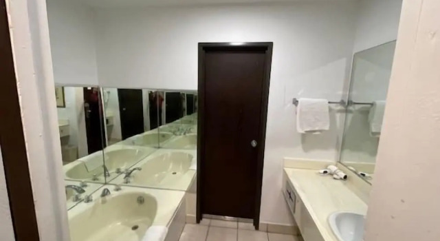 Двухместный люкс Portside Inn & suites