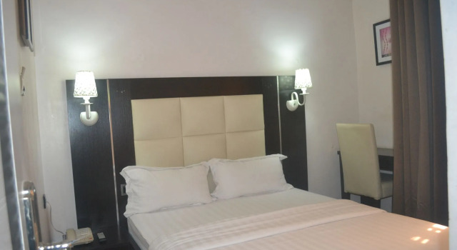 Mac Dove Lounge & Suites ltd, Book Hotel Ikeja 