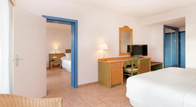Номер Interconnected Family с видом на море Iberostar Waves Playa Gaviotas All Inclusive