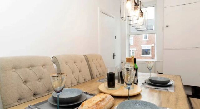 Spacious 4BR Home in Gateshead Sleeps 8 w Parking