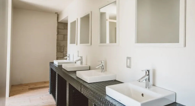 Кровать в общем номере с балконом Yanbaru Hostel