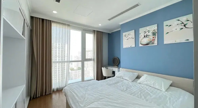 Апартаменты Superior с 2 комнатами с балконом и с видом на город Vinhomes Royal City by Emily in Town