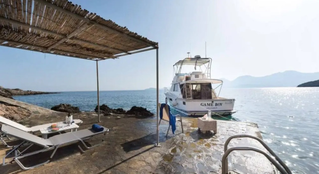 Вилла Beautiful 3-bed Sea Front Villa in Agios Nikolaos