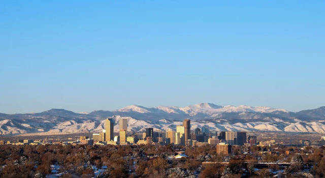 Четырёхместный клубный номер Standard с видом на горы Renaissance Denver Hotel & Conference Center