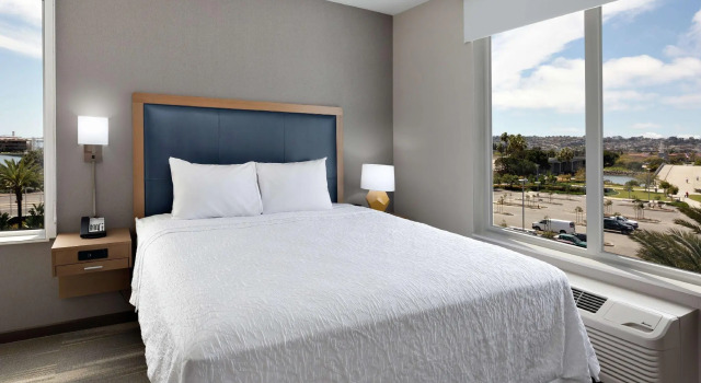Двухместный студия-люкс с видом на воду Hampton Inn & Suites San Diego Airport Liberty Station