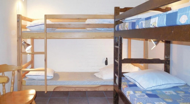 Awesome Apartment in Ystad With 2 Bedrooms and Wifi, Rezerwuj Apartament Hotele w Lagos z parkingiem, Parking